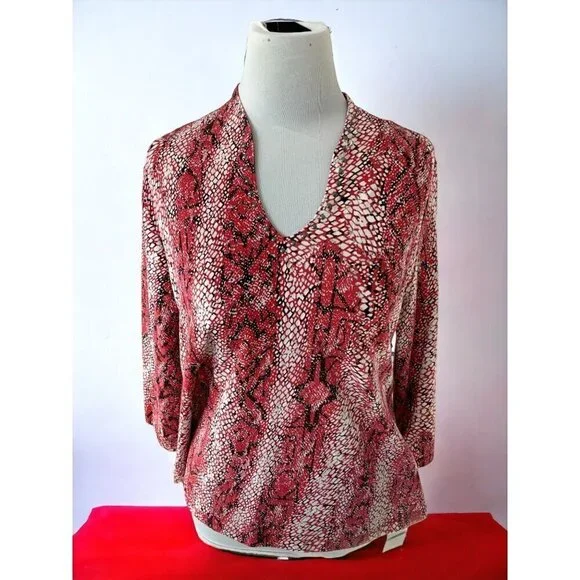 Hearts of Palm Petite red animal patterned quarter sleeve vneck blouse NEW PL - Picture 9 of 9